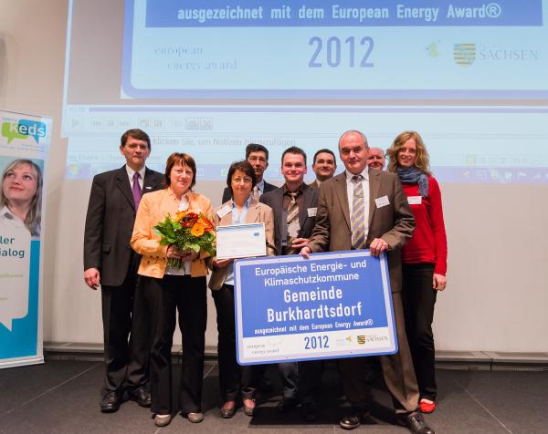 Energieteam in vorderer Reihe:
von links: Regina Hähnel, Silke Hofmann, Jörg Spiller, Bürgermeister Thomas Probst, Nicole Mauersberger